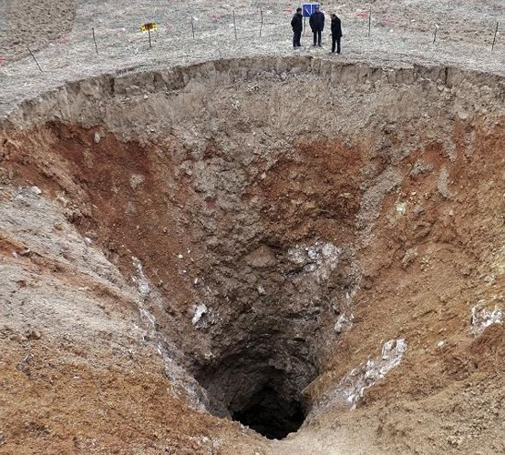 Một hố sụt lún có đường kính tới 24,9m ở Guangyuan, tỉnh Tứ Xuyên, Trung Quốc.