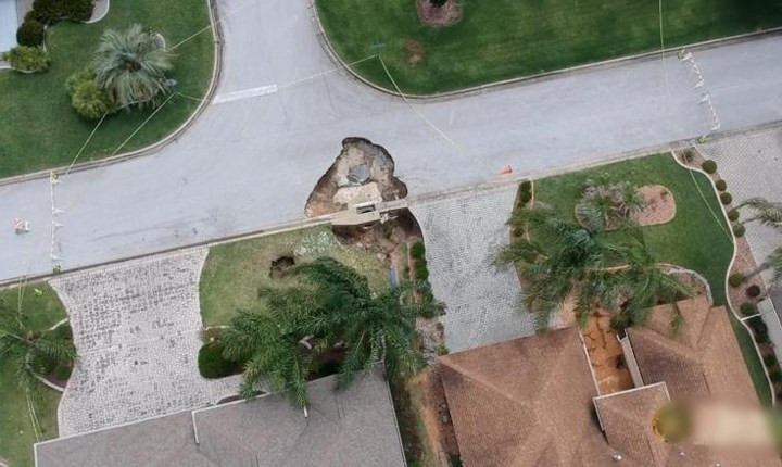 Hố tử thần mở toác ra ở The Villages, Florida, Mỹ hôm 21/5 vừa qua./.