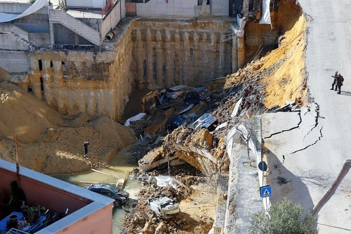 Khu vực sụt lún trên phố ở Rome, Italy.