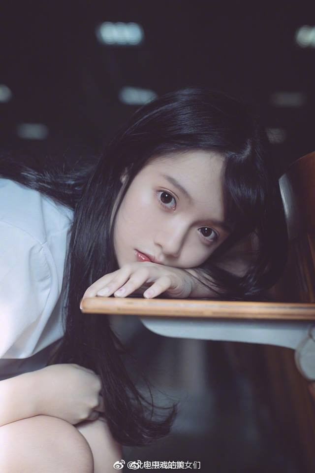 Chỉ ngồi nhìn thẳng vào ống kính thôi cũng đã khiến người ta không thể rời mắt.