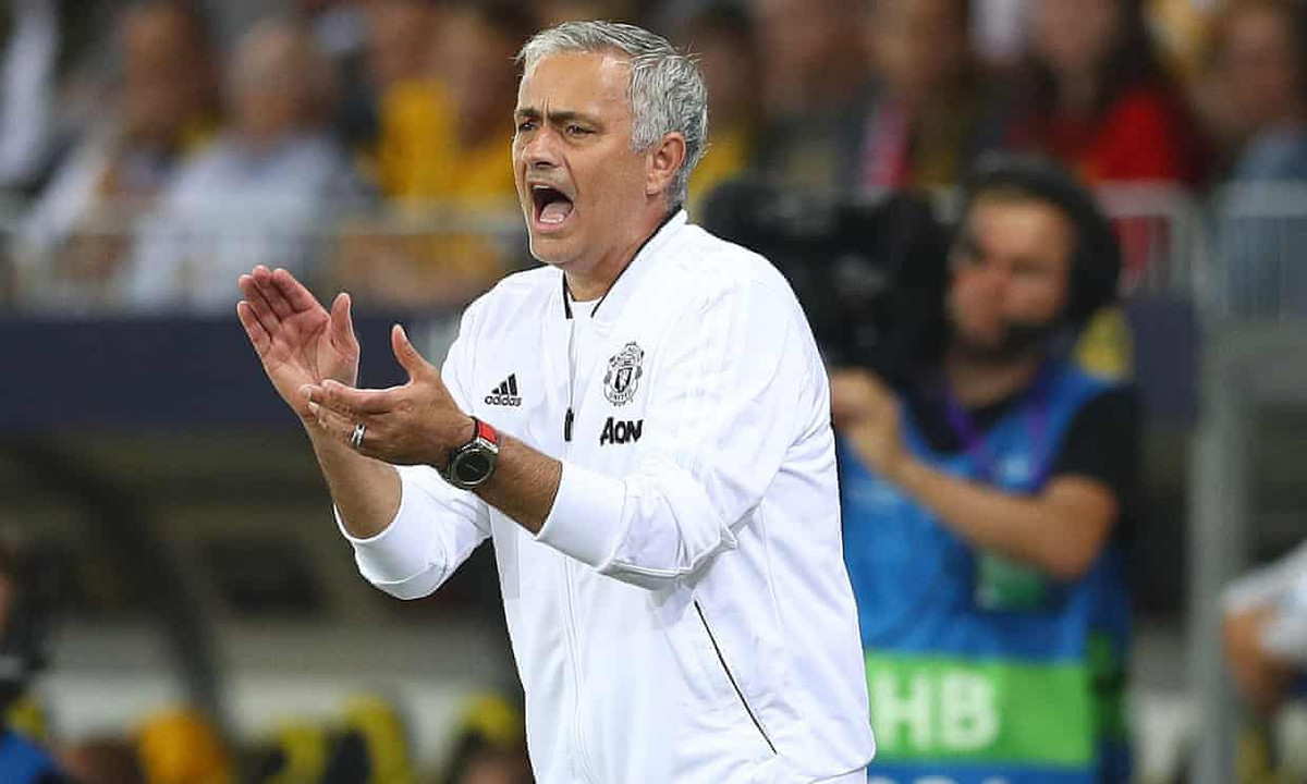 MU ran nut: Sa thai Mourinho, ban luon Pogba!
