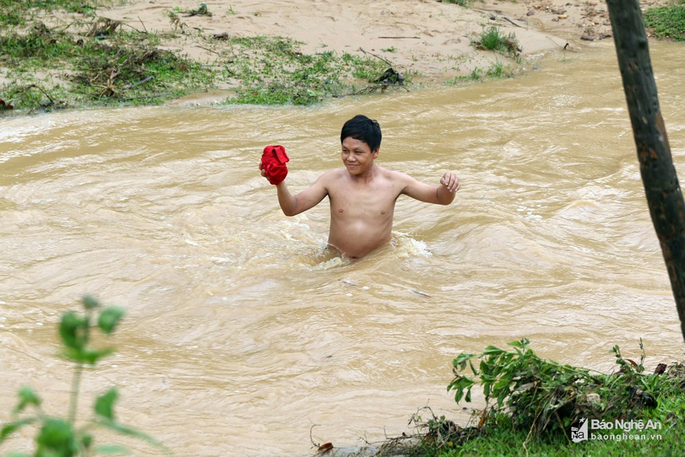 Có người quá sốt ruột đã tìm cách tự mình vượt lũ. Ảnh: Hữu Vi