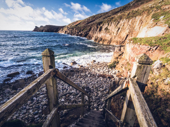 Nanjizal, Anh: Bãi biển đẹp này cực kỳ hẻo lánh và chỉ có thể tiếp cận bằng cách đi bộ suốt 1 giờ qua cánh đồng đang canh tác. Nơi đây có cấu trúc vòm tự nhiên, sóng biển như tiếng nhạc, vách đá và hang động. Nanjizal, Anh: Bãi biển đẹp này cực kỳ hẻo lánh và chỉ có thể tiếp cận bằng cách đi bộ suốt 1 giờ qua cánh đồng đang canh tác. Nơi đây có cấu trúc vòm tự nhiên, sóng biển như tiếng nhạc, vách đá và hang động.