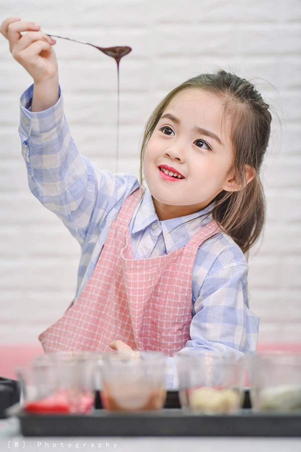 Ngắm loạt ảnh của bé Rồng xinh xắn, dễ thương trong bộ ảnh “Tiệm bánh crush”, hẳn bà mẹ nào cũng muốn có một cô con gái đúng không nào?