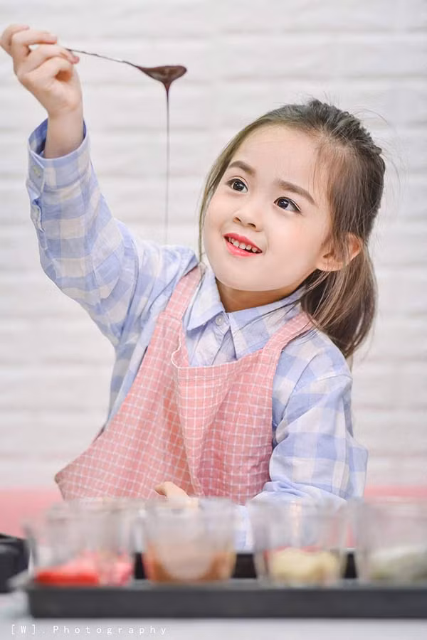 Ngắm loạt ảnh của bé Rồng xinh xắn, dễ thương trong bộ ảnh “Tiệm bánh crush”, hẳn bà mẹ nào cũng muốn có một cô con gái đúng không nào?