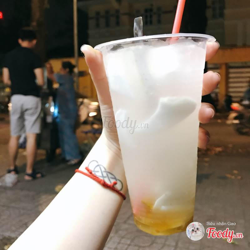 Dừa tắc là một trong những thức uống thơm ngon, cũng rất được người Sài Gòn ưa chuộng trong những ngày trời nắng nóng. 