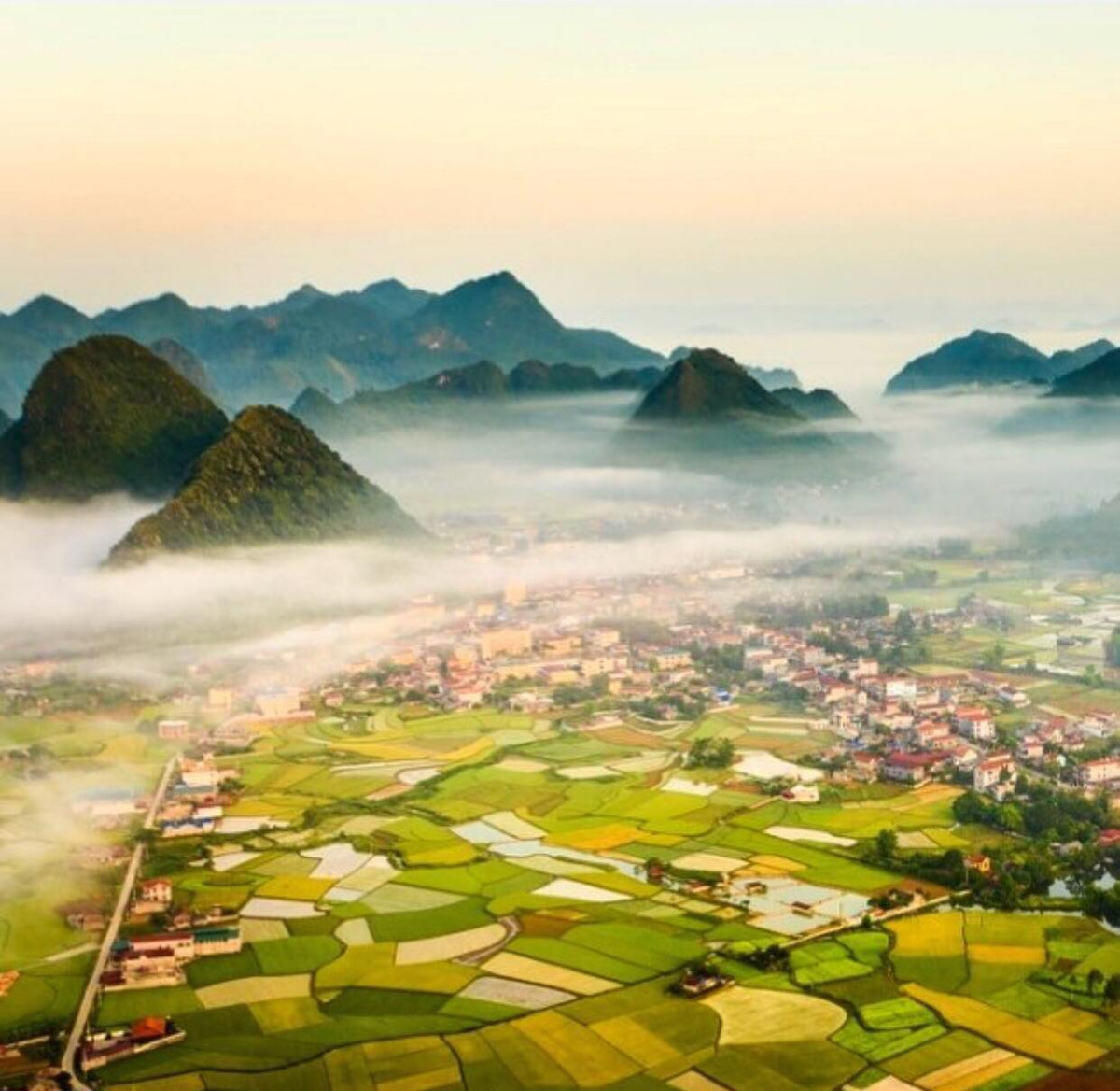 Lúa Bắc Sơn được bao bọc bởi những cánh cung núi đá vôi chạy dài tưởng như vô tận, dưới lớp sương mờ ảo nơi đây càng trở nên đẹp và ấn tượng hơn.