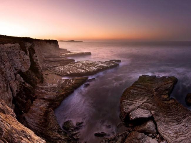 Panther Beach, Mỹ: Bãi biển hẻo lánh này nằm cách thành phố Santa Cruz khoảng 15km. Để tới được đây, du khách phải đi bộ xuống một lối mòn hẹp và dốc. Nhưng đổi lại, bạn có cơ hội chiêm ngưỡng cảnh những con sóng mạnh đập vào vách núi dựng đứng và cấu trúc vòm sa thạch tuyệt đẹp. Panther Beach, Mỹ: Bãi biển hẻo lánh này nằm cách thành phố Santa Cruz khoảng 15km. Để tới được đây, du khách phải đi bộ xuống một lối mòn hẹp và dốc. Nhưng đổi lại, bạn có cơ hội chiêm ngưỡng cảnh những con sóng mạnh đập vào vách núi dựng đứng và cấu trúc vòm sa thạch tuyệt đẹp.