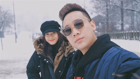 Trâm Anh và JustaTee từng có khoảng thời gian khá dài yêu xa. Cô nàng sinh sống và học tập tại Hà Nội còn JustaTee phát triển sự nghiệp ca hát ở Sài Gòn. 5 năm yêu nhau bình yên, cặp đôi từng vướng nghi án chia tay, nhưng cho tới hiện tại cả hai đã chứng minh tình yêu sẽ vượt qua tất cả.