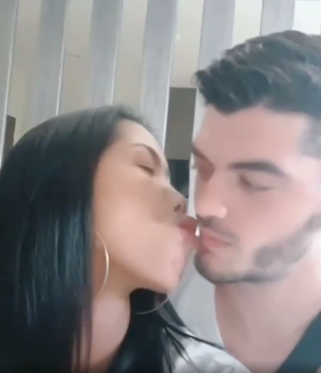 Lúc người yêu quay clip, chàng trai thỉnh thoảng còn quay sang nhìn cô nàng bằng ánh mắt âu yếm, không ngại thể hiện tình cảm bằng cái thơm má nhẹ nhàng...Nguyễn Ngọc Thuý: "Thật sự sau khi xem video này mình thấy cuộc đời có ý nghĩa hơn rất nhiều. Dù ai nói gì thì nói, trong mắt mình người yêu vẫn là người đẹp nhất. Tình yêu đích thực đây mà".