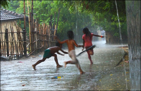 Những ngày mưa đầu mùa, dân mạng hồi tưởng lại tuổi thơ với những con mưa rào bất chợt, đến rồi lại đi nhưng để lại niềm vui trong tâm trí mỗi đứa trẻ.