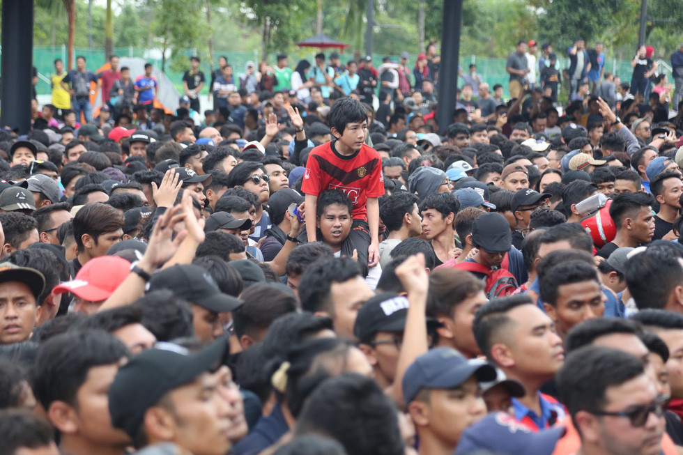 Những chú bé đã được người thân cõng trên vai để khỏi bị "chìm" trong "biển người" - Ảnh: Nguyên Khôi