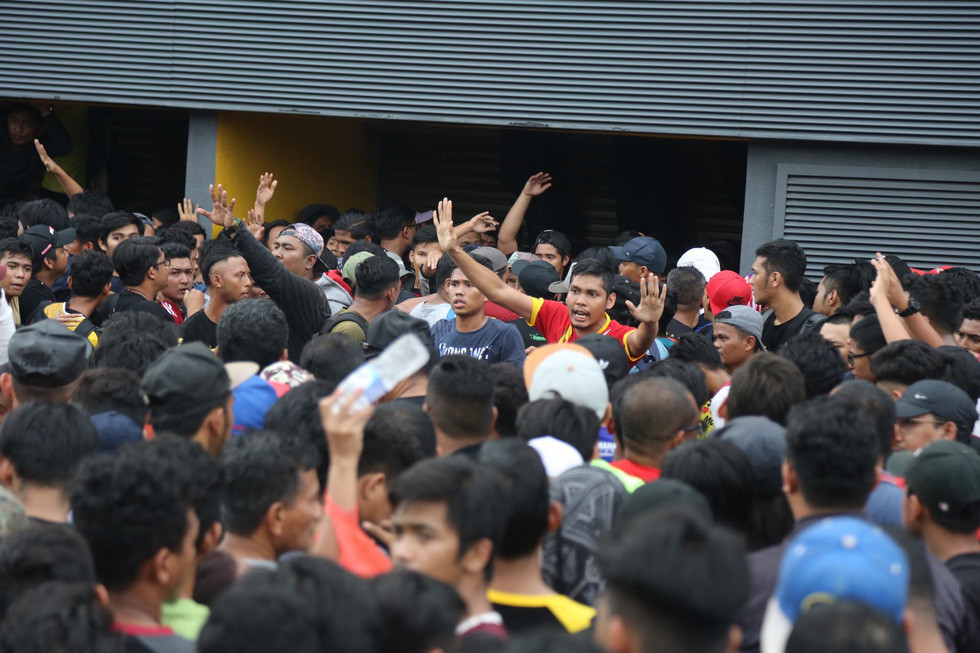 Trong cảnh hỗn loạn đó, một số CĐV Malaysia vẫn còn giữ được bình tĩnh khi yêu cầu những người khác đừng nên quá khích - Ảnh: Nguyên Khôi