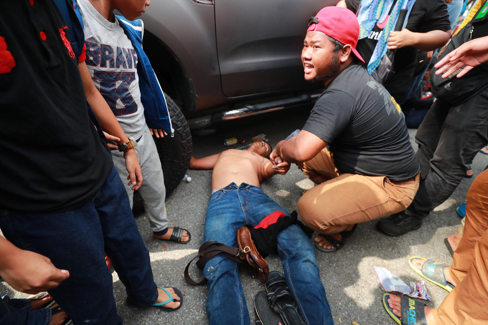 Mua ve xem chung ket AFF Cup 2018, CDV Malaysia chen lan, giam dap den ngat xiu