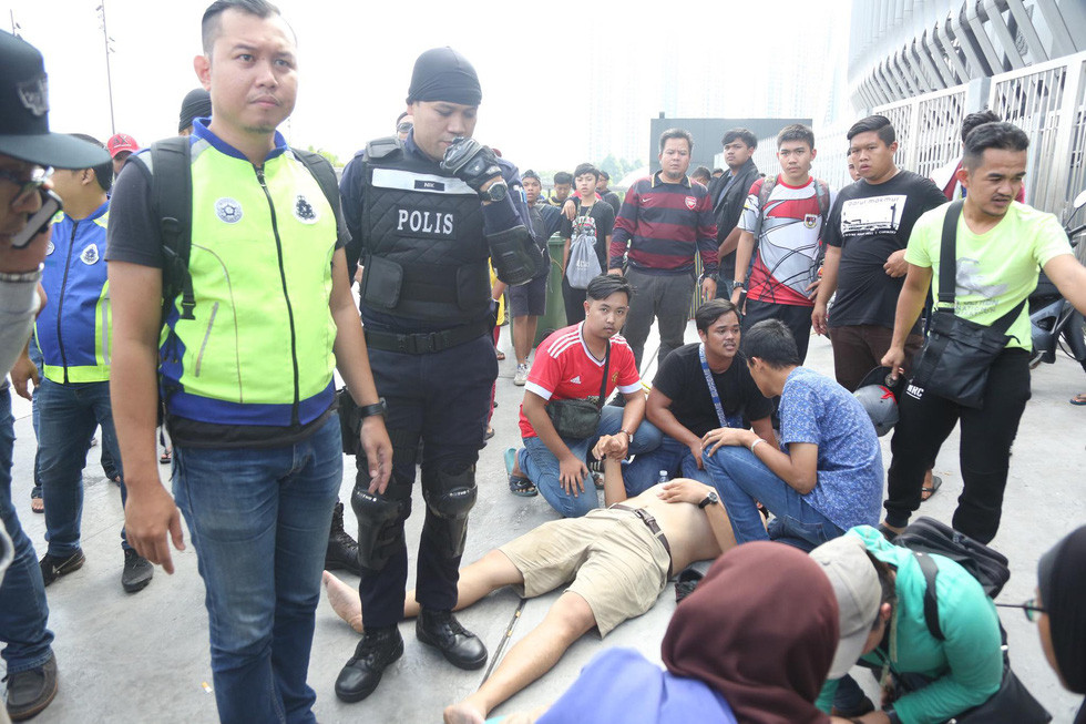 Việc bán vé đã bị trì hoãn, theo thông báo của ban tổ chức, vé sẽ được bán vào lúc 9 giờ sáng (8 giờ theo giờ Việt Nam), tuy nhiên đến 10 giờ vé vẫn chưa được bán ra. Quá nhiều người bị ngất xỉu và hai xe cứu thương đã được điều động để cấp cứu - Ảnh: Nguyễn Khánh