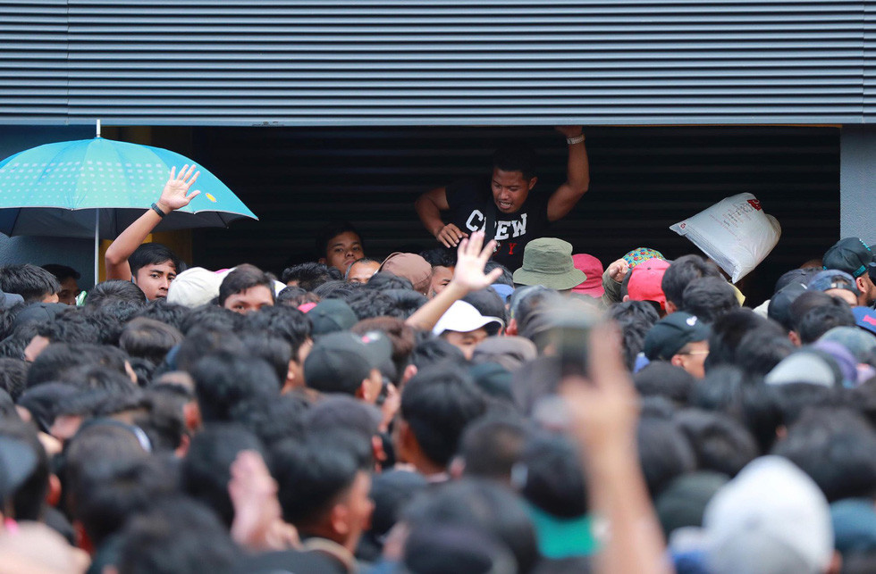 Các CĐV Malaysia đập cửa và cố gắng chen lấn nhau để mua vé xem chung kết - Ảnh: Nguyễn Khánh