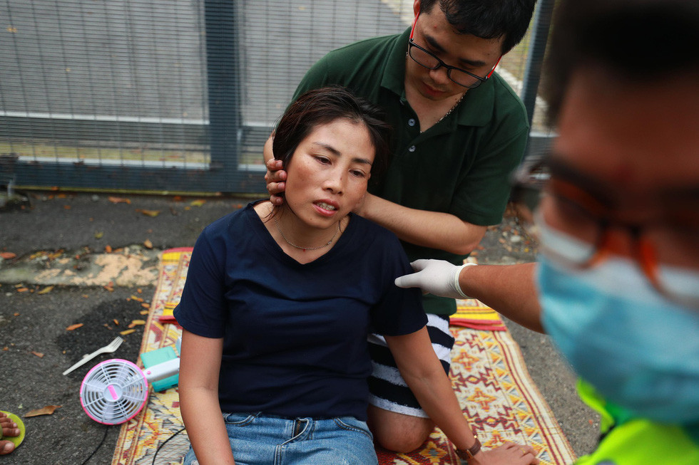 Một nữ CĐV gương mặt phờ phạc và sắp ngất xỉu - Ảnh: Nguyễn Khánh