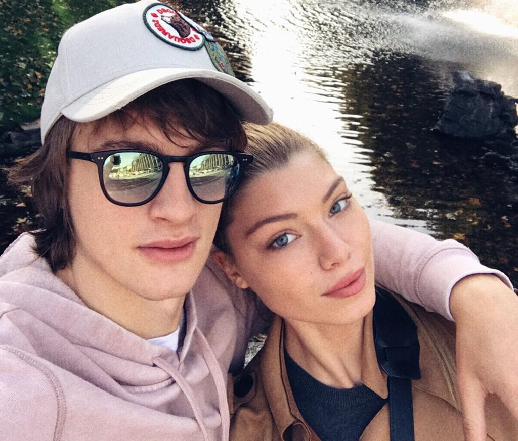 Hai người thường xuyên đăng tải hình ảnh du lịch, hẹn hò ngọt ngào lên mạng xã hội, chứng minh mối quan hệ đang tiến triển tốt đẹp.