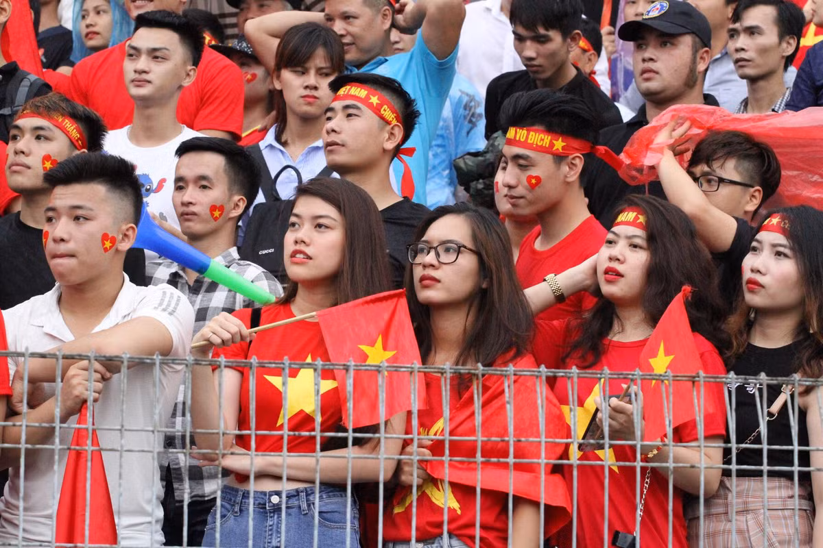 Nhuộm đỏ sân Hàng Đẫy, họ đến đây mang theo niềm tin chiến thắng.