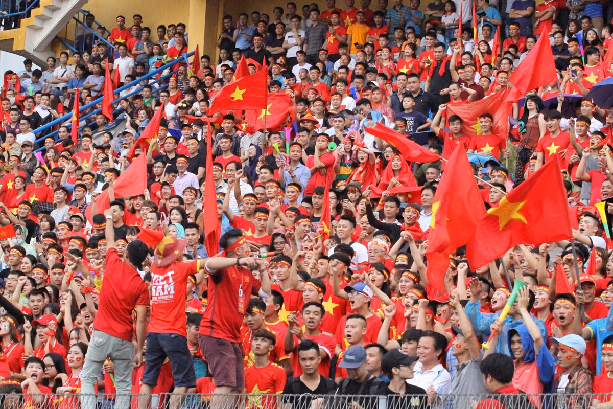 Niềm tin bóng đá và tinh thần đoàn kết của dân tộc một lần nữa được "sáng bừng" lên tại SVĐ Hàng Đẫy.