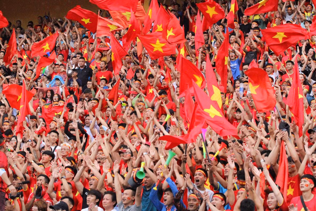 Hàng nghìn người hâm mộ thủ đô đã có mặt từ sớm tại SVĐ Hàng Đẫy để đón xem và cổ vũ trận bán kết ASIAD giữa Olympic Việt Nam và Olympic Hàn Quốc.