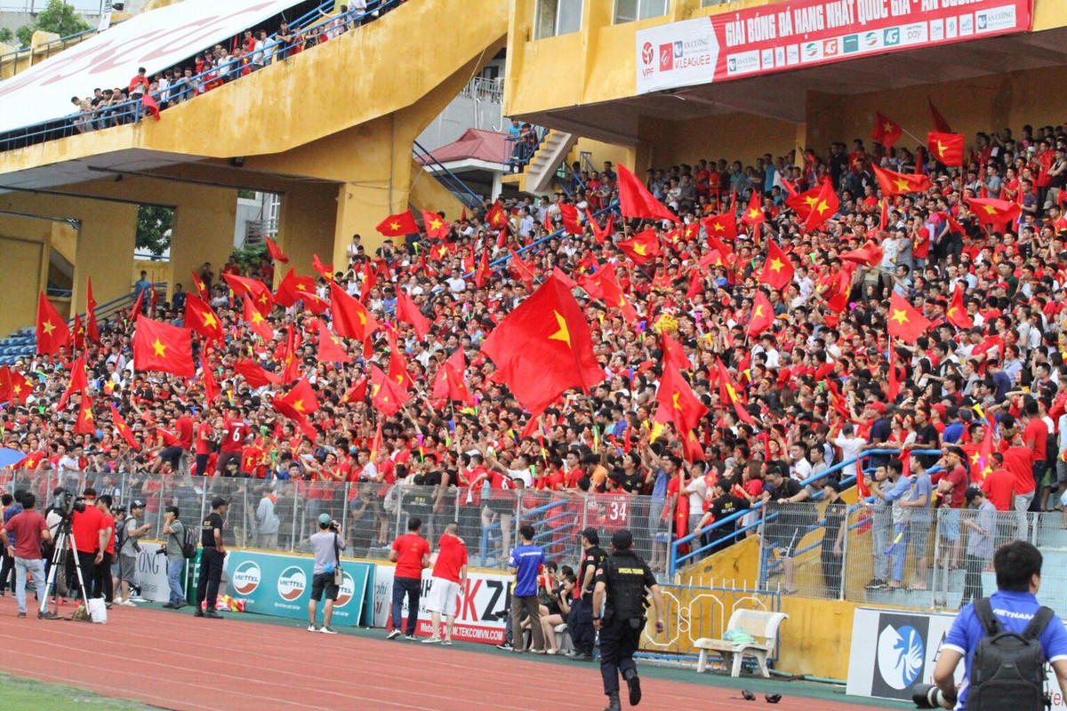 Trời mưa thì mặc trời mưa, không làm giảm đi tinh thần của CĐV tại sân Hàng Đẫy.