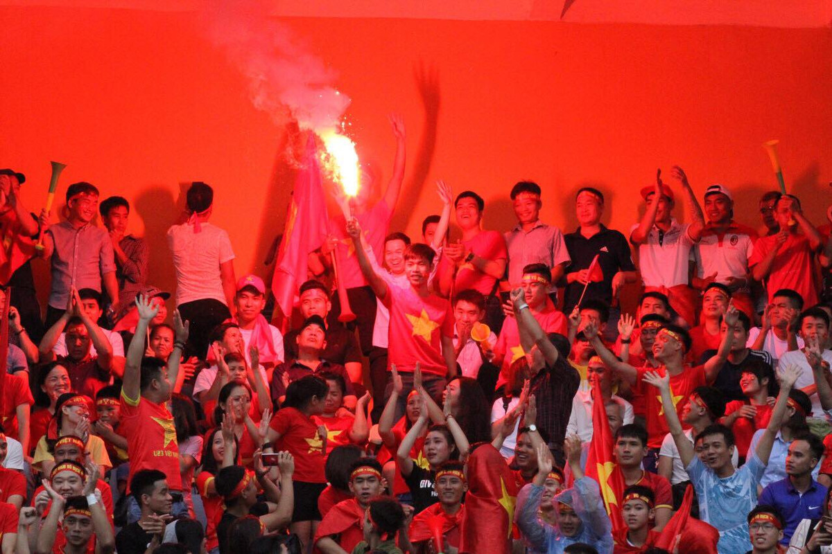 Pháo sáng trên khán đài một lần nữa lại tiếp tục được thắp lên, không khí vô cùng náo nhiệt.