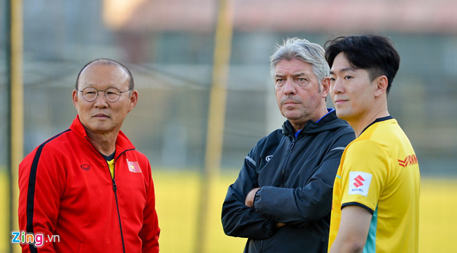 Tro ly ngon ngu moi cua HLV Park Hang-seo cao rao, dam me du lich