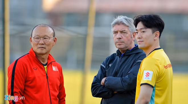 Tro ly ngon ngu moi cua HLV Park Hang-seo cao rao, dam me du lich