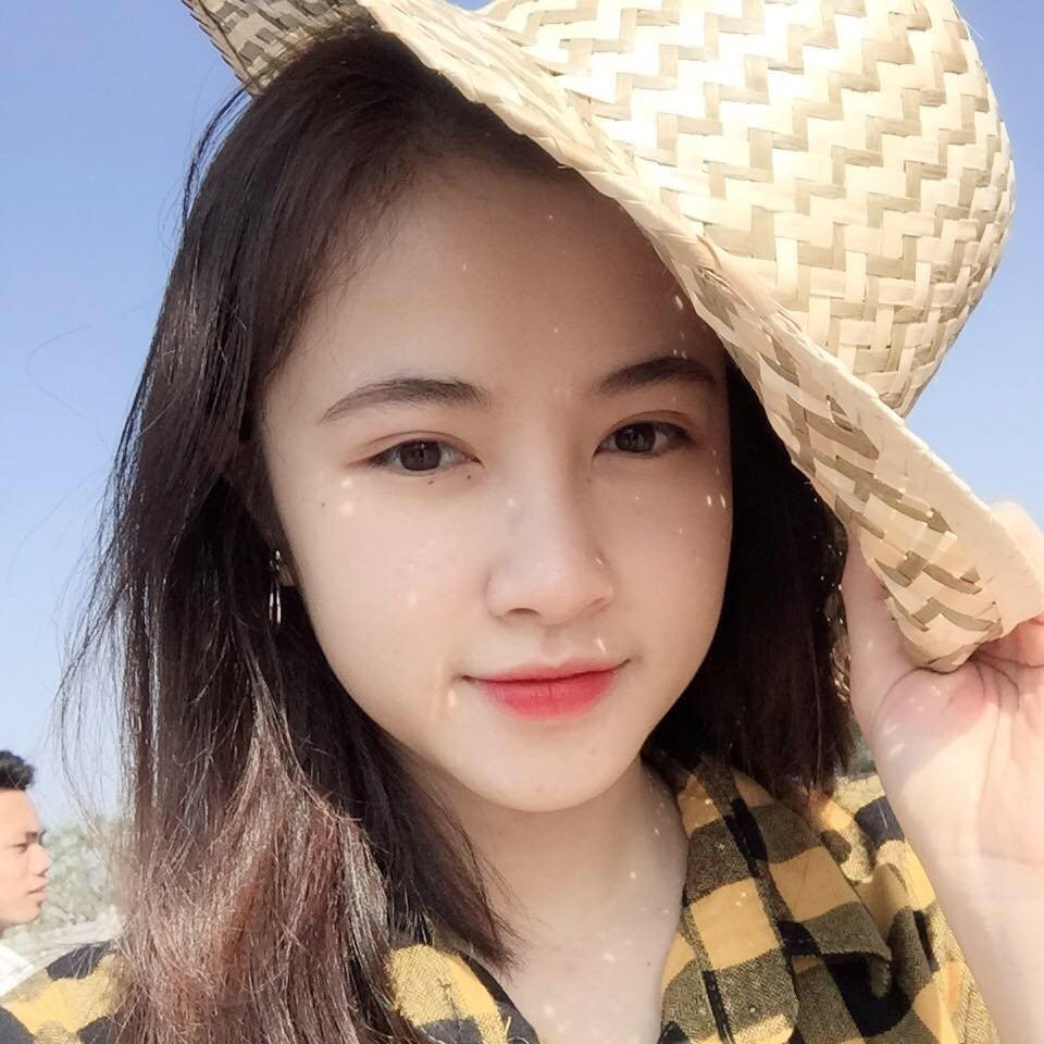 "Mình thích để mặt mộc vì như vậy sẽ thể hiện rõ những đường nét trên khuôn mặt hơn, vì nếu trang điểm quá đậm thì sẽ mất đi vẻ tự nhiên vốn có của bản thân. Với mình càng đơn giản sẽ càng đẹp, vậy nên chỉ tô mọt chút son vậy được rồi”.