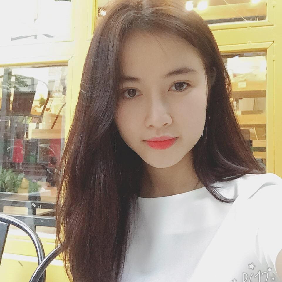 Khi được hỏi về vấn đề làm đẹp nhờ phẫu thuật thẩm mỹ đang ngày trở nên ngày càng phổ biến như hiện này, cô nàng 9X bày tỏ: "Phẫu thuật thẩm mỹ chưa khi nào là một việc xấu. Ai cũng muốn mình đẹp lên và hoàn thiện hơn cả. Với mình, sau này bản thân có bị già hoặc xấu đi, nếu có điều kiện mình cũng muốn đi tu sửa lại nhan sắc ý chứ", cười.