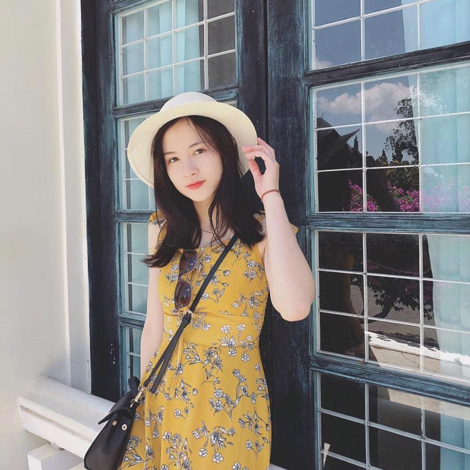 Với gương mặt thanh tú, làn da trắng sáng cùng chiều cao 1,63m... Nữ sinh Công đoàn nhận được lời mời làm người mẫu trang phục của các shop thời trang.