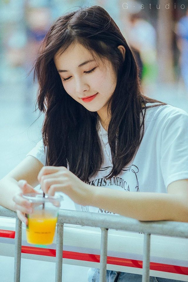 Ngoài chụp ảnh, Thu Hà còn có niềm đam mê với đọc sách. Chính bởi thế mà mỗi tuần hai buổi, 9X đều dành thời gian của mình đến phố sách mới mở ở Hà Nội để tìm sách đọc.