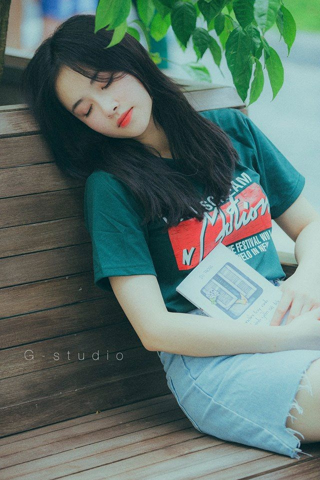 Trước đó, cô nàng từng khiến cư dân mạng "ngẩn ngơ" bởi khoảnh khắc cầm sách đọc trong sáng, tự nhiên nhưng vẫn vô cùng cuốn hút.