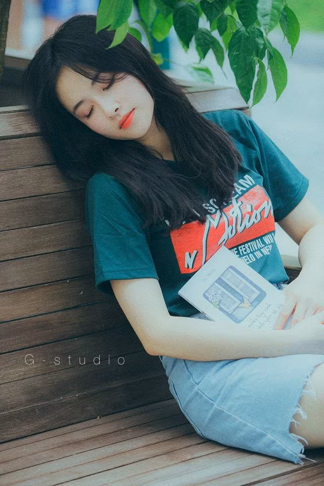 Trước đó, cô nàng từng khiến cư dân mạng "ngẩn ngơ" bởi khoảnh khắc cầm sách đọc trong sáng, tự nhiên nhưng vẫn vô cùng cuốn hút.