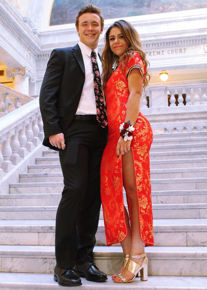 Keziah Daum mặc sườn xám trong vũ hội của trường.