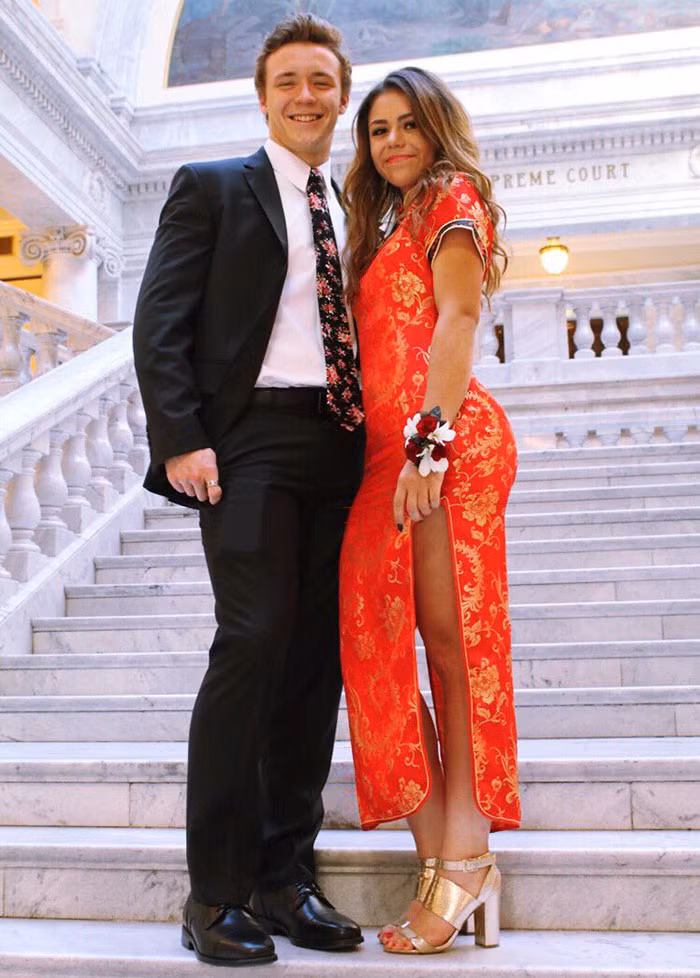 Keziah Daum mặc sườn xám trong vũ hội của trường.