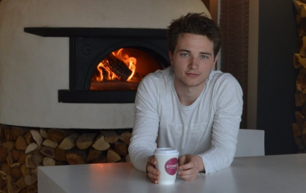 4. Tom Honey: Trong một lần ăn pizza cùng các bạn tại khu cắm trại, Tom Honey (16 tuổi) đã nảy ra ý tưởng bán pizza độc đáo. Thời điểm đó, cậu không ngờ ý tưởng của mình có thể thành công đến thế nào. Từ đó, Tom Honey bắt đầu công việc bán bánh pizza cùng các bạn ngay tại nơi cắm trại. Ảnh: North Devon Gazette.