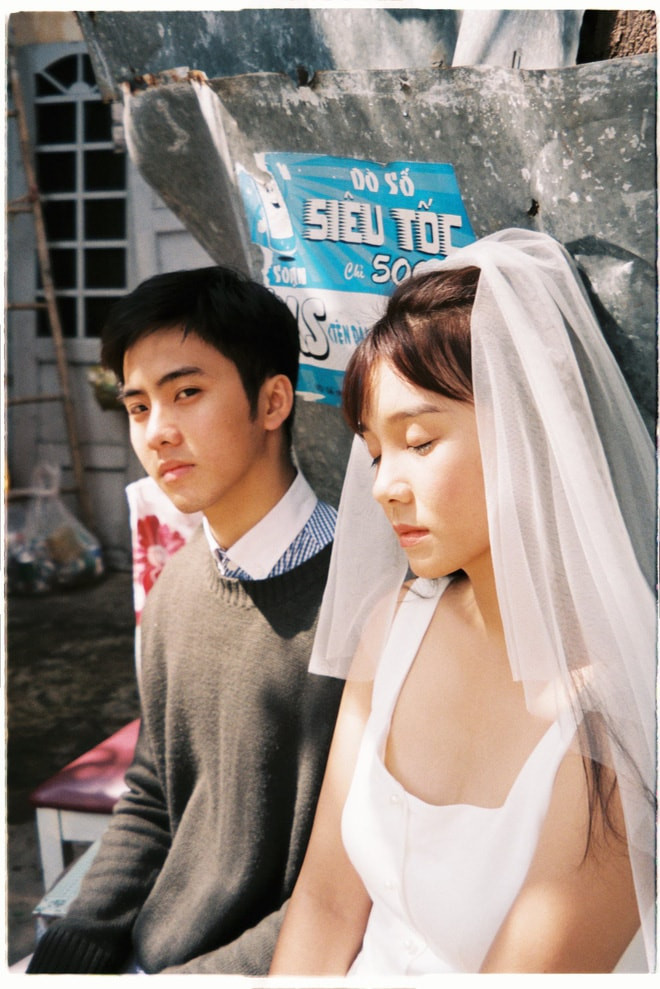 Chẳng cầu kỳ, cao sang, chụp trong vườn nhà thôi mà cũng tình như đang đóng film ngôn tình.