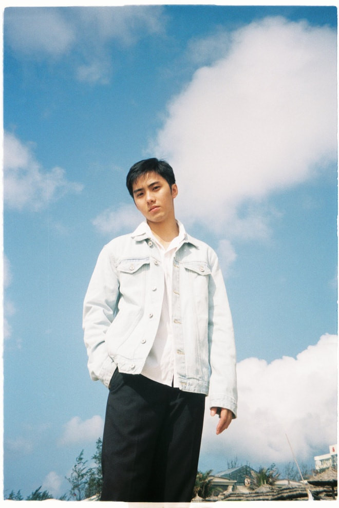 Nam chính của bộ ảnh khiến người xem liên tục hỏi xin "info" vì phong thái thư sinh, nhẹ nhàng, nét đẹp cổ điển đúng kiểu nam chính trong các bộ film thanh xuân khiến nhiều cô gái mơ mộng.