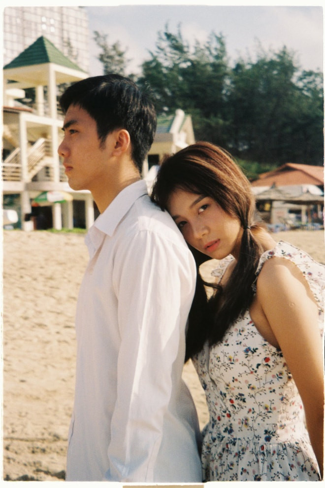 Sơn chia sẻ ý tưởng bộ ảnh bắt nguồn từ phong cách thời trang thập niên 90 trong film Hong Kong. Hai nhân vật chính trong bộ ảnh giúp chúng ta cảm nhận sự ngọt ngào và lãng mạn trong tình yêu.