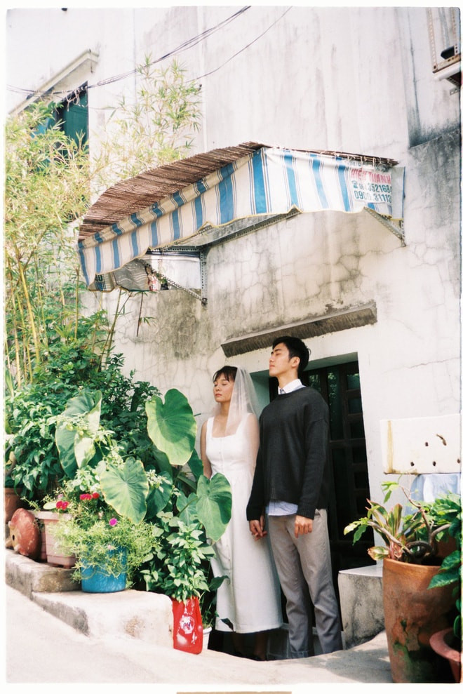 Chỉ là hai bàn tay nắm chặt, cùng nhau nhìn về một hướng thì dù đứng ở đâu cũng rất hạnh phúc.