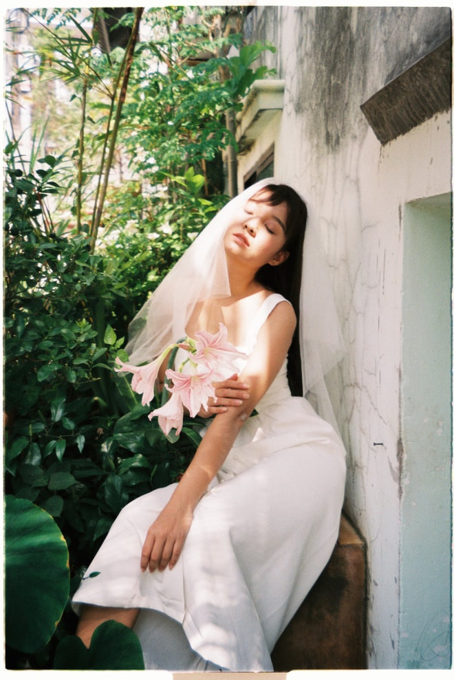 Nữ chính vô cùng xinh đẹp cũng được nhiếp ảnh gia bật mí là đang độc thân và chỉ chụp demo cho Studio thôi nhé.