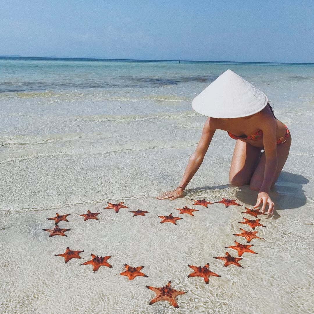 Du khách có thể tìm ra những chú sao biển dễ dàng và tha hồ chụp những tấm hình cực lung linh để “sống ảo” trong suốt chuyến du lịch của mình. Ảnh: alisazaychenko