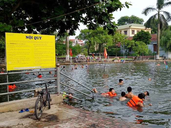 Nhìn trên khuôn mặt của những người dân địa phương nơi đây khi cùng "giải tỏa cái nóng" ai ai cũng rạng ngời hạnh phúc.