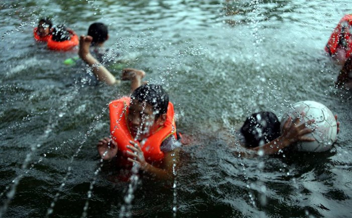 Giới trẻ vô cùng thích thú khi ngày hè nóng cháy thế này lại có một nơi giải nhiệt đầy thú vị thế này.