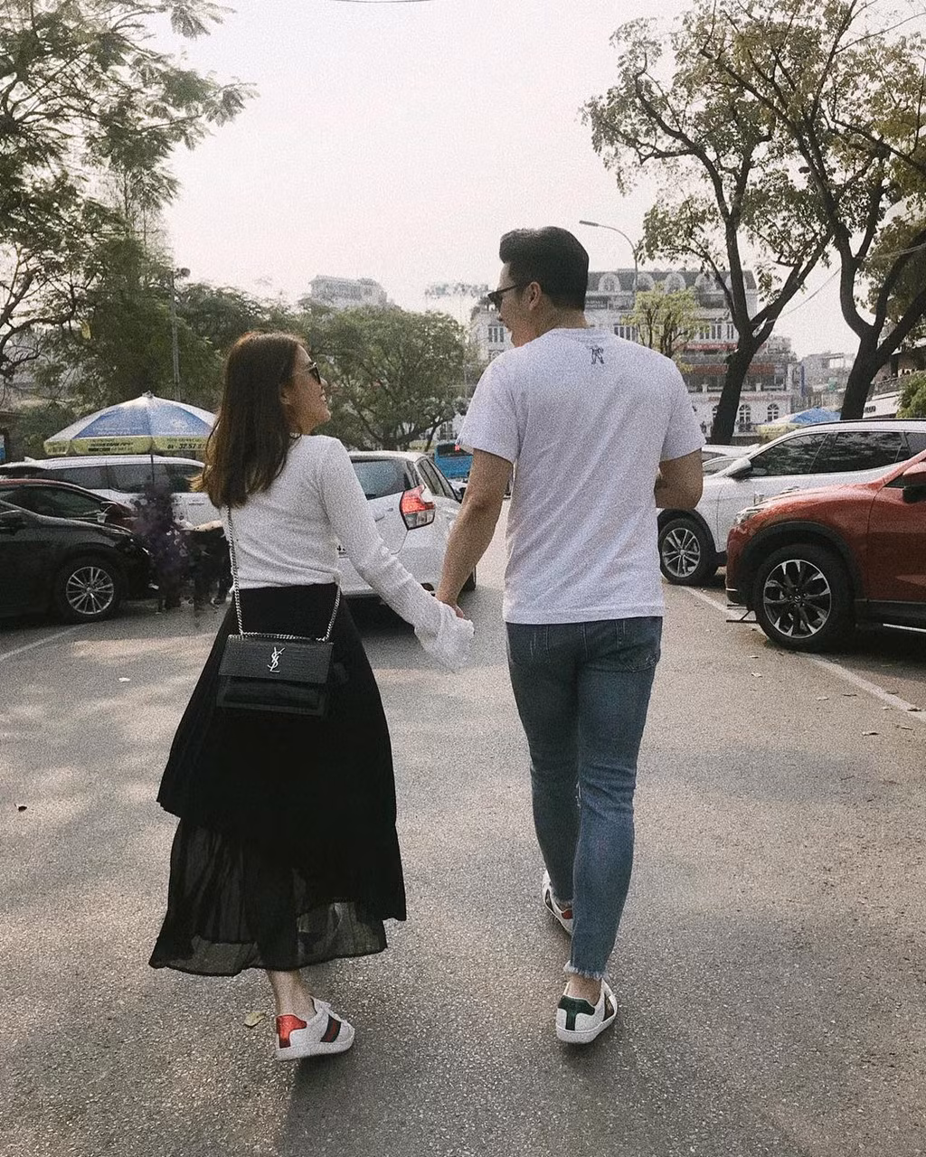 Nắm tay cùng dạo phố hay mang giày đôi - những cử chỉ này khiến dân mạng ghen tỵ vì hạnh phúc của đôi trẻ. Ai cũng vui vì hot girl Ngọc Thảo đã tìm được người yêu điển trai và lãng mạn.