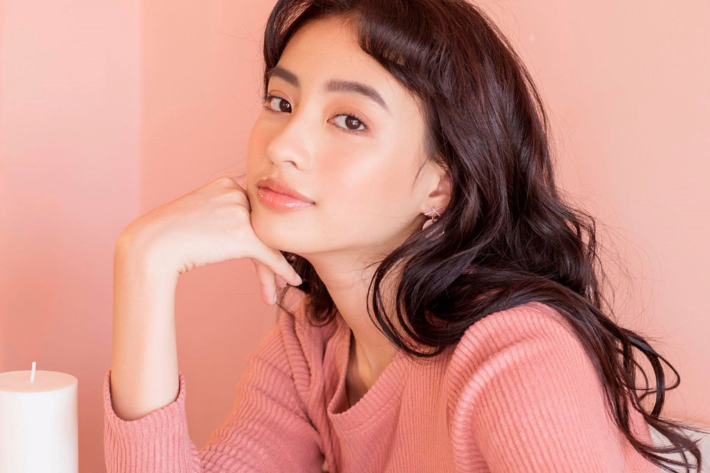 Dương Minh Ngọc (22 tuổi) được thừa hưởng dòng máu lai Pháp từ ông ngoại. 9X sinh ra ở Hà Nội, hiện sinh sống và làm việc tại TP.HCM. Cô là gương mặt lookbook khá nổi hiện nay với hơn 200.000 người theo dõi Facebook cùng gần 160.000 lượt follow Instagram cá nhân.