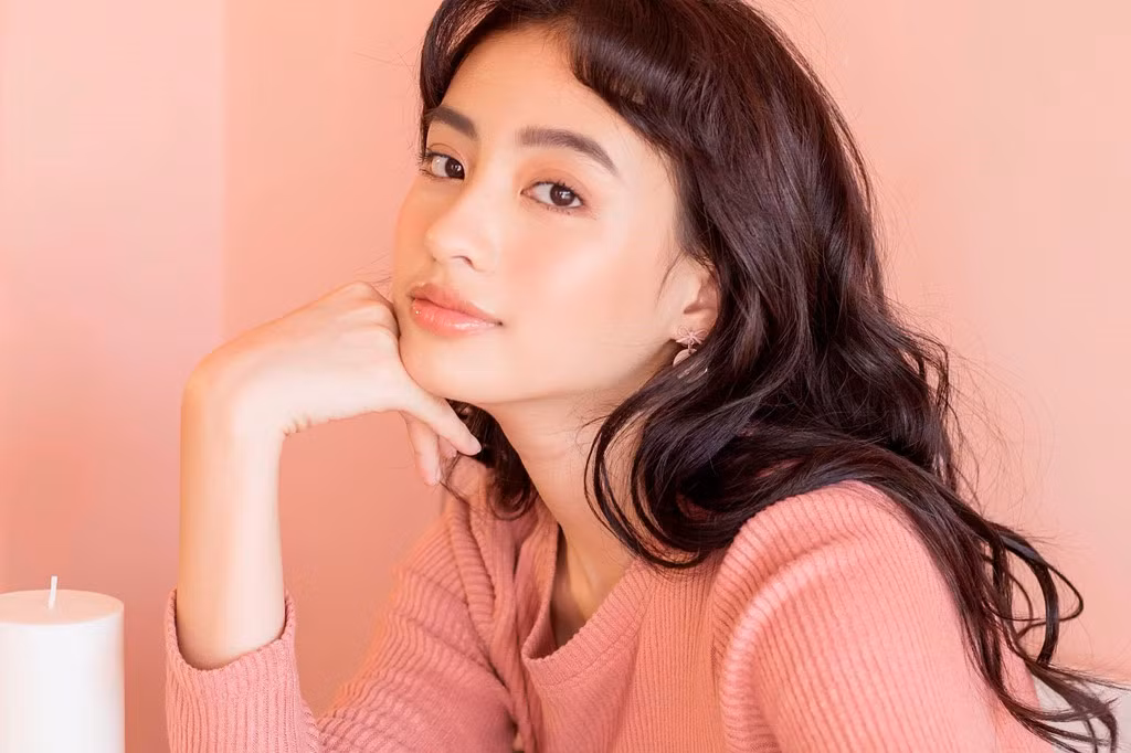 Dương Minh Ngọc (22 tuổi) được thừa hưởng dòng máu lai Pháp từ ông ngoại. 9X sinh ra ở Hà Nội, hiện sinh sống và làm việc tại TP.HCM. Cô là gương mặt lookbook khá nổi hiện nay với hơn 200.000 người theo dõi Facebook cùng gần 160.000 lượt follow Instagram cá nhân.