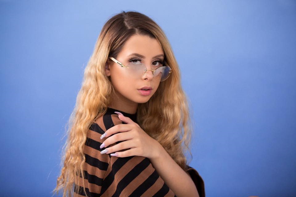 Ariana nổi tiếng với vai trò diễn viên nhạc kịch, người mẫu và còn kinh doanh giỏi. Ngôi sao cung Bọ Cạp đã trở thành nguồn cảm hứng lớn cho rất nhiều người trẻ tuổi, khao khát thành công.